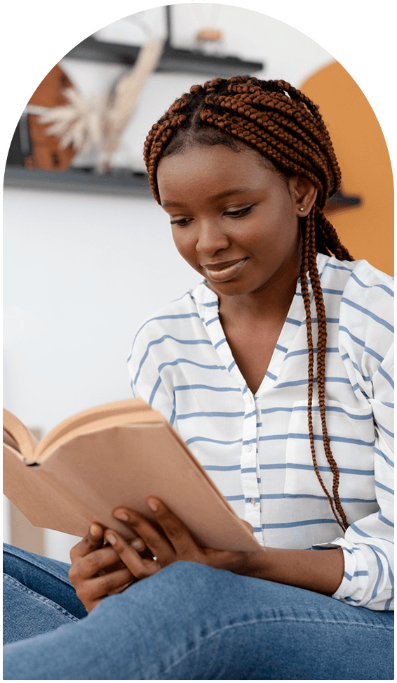 Emprinte book club member reading with friends